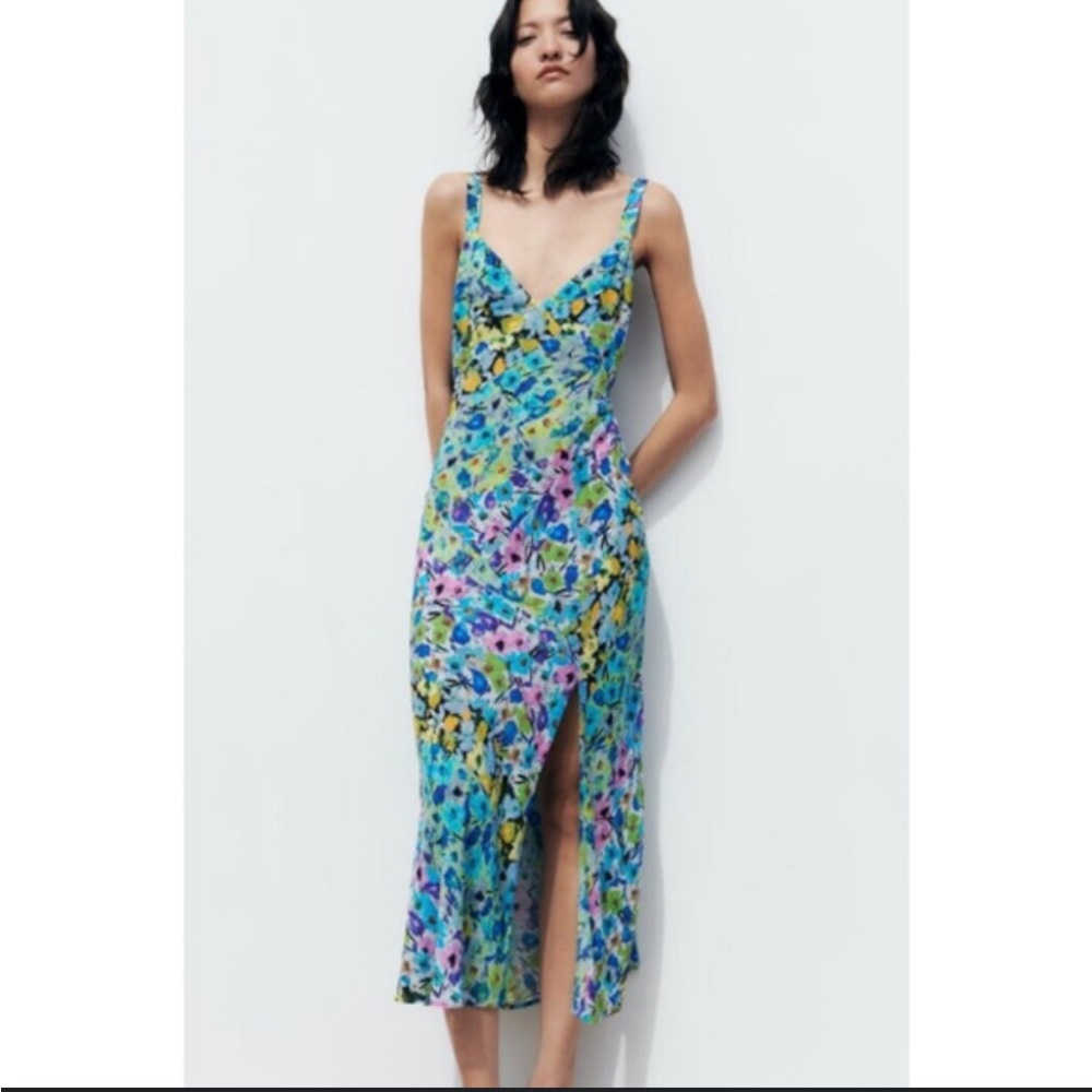 ZARA Floral Print V-Neck Midi
Dress Sleeveless Flowy Side Slit